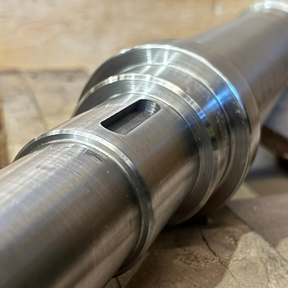 Eje con chavetero y alojamientos